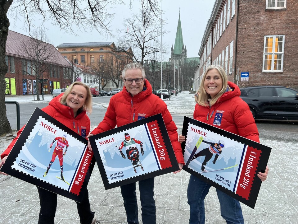 F.v.: Gro Eide, Åge Skinstad og Ingvil Snøfugl med frimerkene til Ski-VM i Trondheim 2025. Indira Liseth, Gyda Westvold Hansen og Johannes Høsflot Klæbo er motiver.Foto: Posten Bring / handout / NTB F.v.: Gro Eide, Åge Skinstad og Ingvil Snøfugl med frimerkene til Ski-VM i Trondheim 2025. Indira Liseth, Gyda Westvold Hansen og Johannes Høsflot Klæbo er motiver.Foto: Posten Bring / handout / NTB