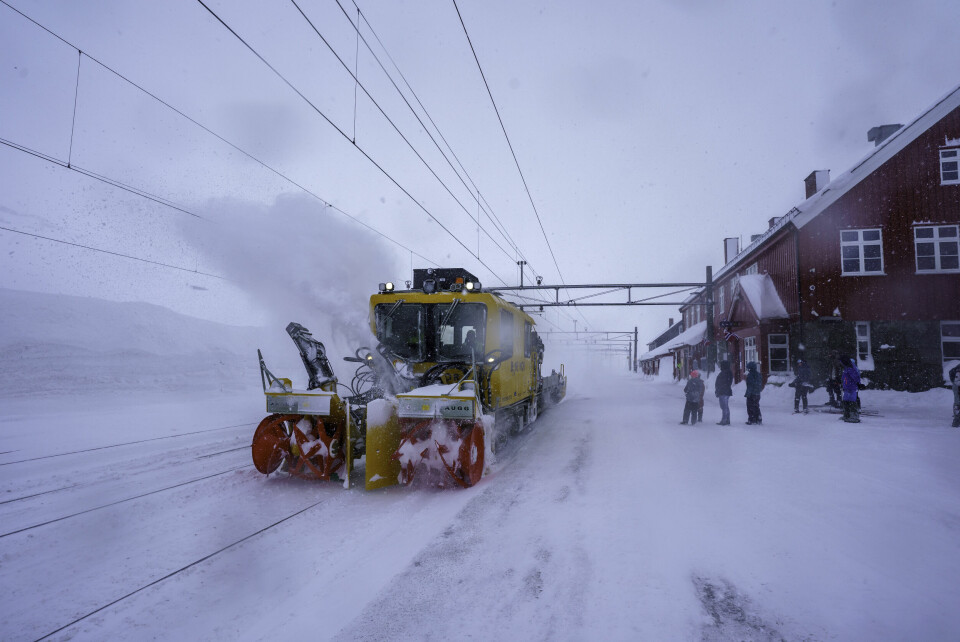 En snøfreser rydder jernbanesporet for snø på Finse Stasjon. Finse stasjon er den høyestliggende stasjonen på Bergensbanen og ligger 1222 meter over havet. Ved å redusere trafikken blir det også plass til flere snøfresere i sporene. Foto: Cornelius Poppe / NTB