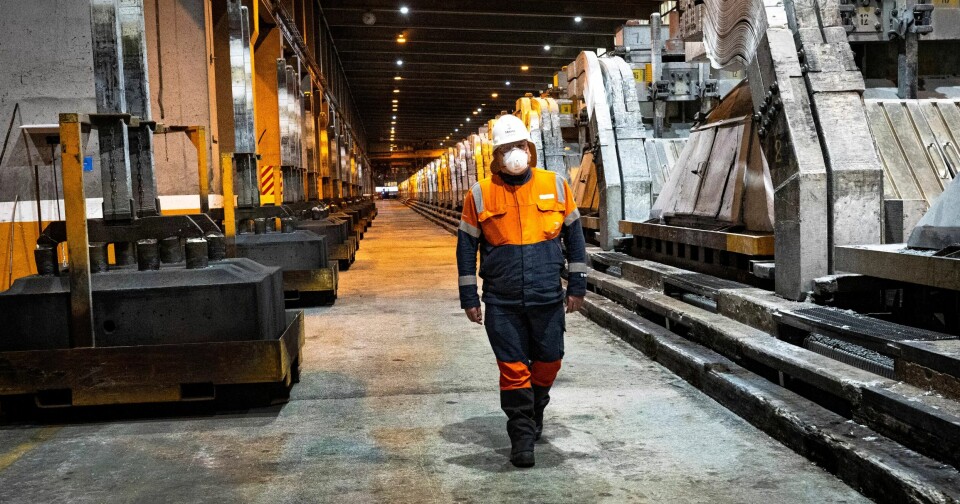 Leder i Styrke-klubben ved Hydro Høyanger, Terje Ljotebø, inne i elektrolysehallen. Leder i Styrke-klubben ved Hydro Høyanger, Terje Ljotebø, inne i elektrolysehallen.