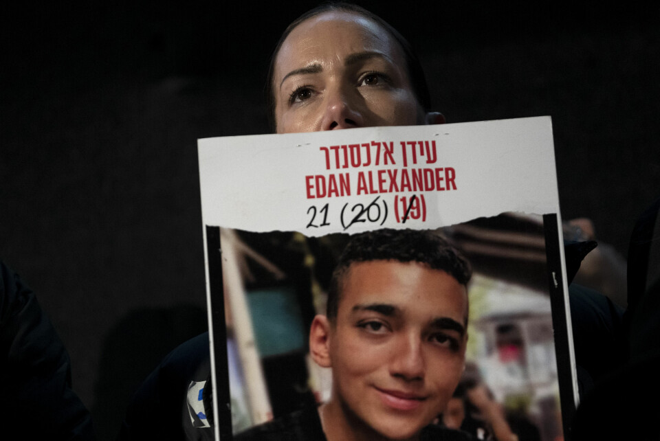 Yael Alexander holder opp en plakat med bildet av sønnen Edan Alexander, som ble tatt som gissel 7. oktober 2023, under en demonstrasjon i Tel Aviv i februar. Søndag sa Hamas at de vil slippe ham fri. Yael Alexander holder opp en plakat med bildet av sønnen Edan Alexander, som ble tatt som gissel 7. oktober 2023, under en demonstrasjon i Tel Aviv i februar. Søndag sier Hamas at de vil slippe ham fri. Foto: Maya Alleruzzo / AP / NTB