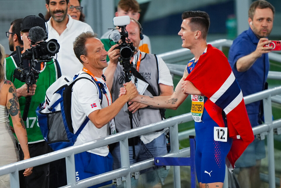Sportssjef for Norges Friidrettsforbund Erlend Slokvik gratulerer Jakob Asserson Ingebrigtsen med 1500-meterfinalen i EM i friidrett i Roma i fjor. Sportssjef for Norges Friidrettsforbund Erlend Slokvik gratulerer Jakob Asserson Ingebrigtsen med 1500-meterfinalen i EM i friidrett i Roma i fjor. Foto: Lise Åserud / NTB