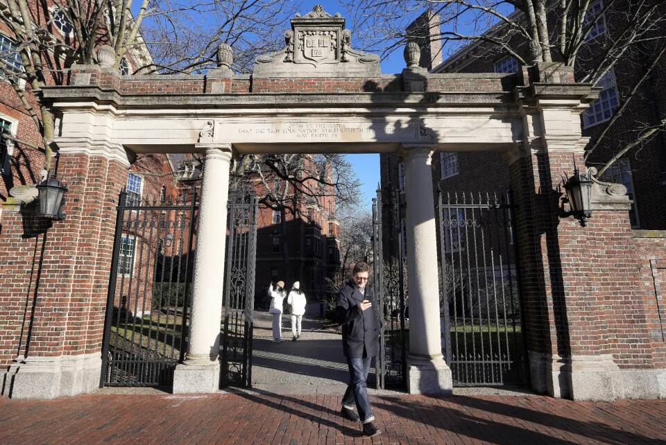 President Donald Trump fortsetter å rase mot Harvard. Eliteuniversitetet nekter å stenge ned programmer for mangfold, likestilling og inkludering, slik presidenten krever. President Donald Trump fortsetter å rase mot Harvard. Eliteuniversitetet nekter å stenge ned programmer for mangfold, likestilling og inkludering, slik presidenten krever. Foto: Steven Senne / AP / NTB