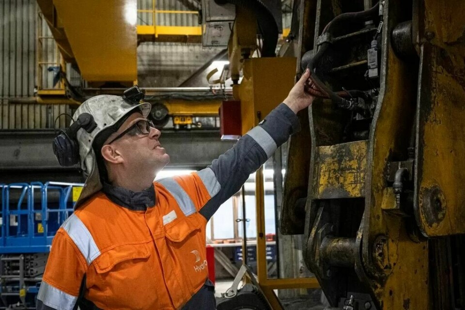 Med vindkraftprosjektet som planlegges i Snøheia-fjellene, kan Hydro ha en hånd på rattet selv, sier nestleder i klubben, Odd Inge Larsen. Dermed kan Hydro Høyanger få gunstige kraftpriser.(Sissel M. Rasmussen) Med vindkraftprosjektet som planlegges i Snøheia-fjellene, kan Hydro ha en hånd på rattet selv, sier nestleder i klubben, Odd Inge Larsen. Dermed kan Hydro Høyanger få gunstige kraftpriser.
