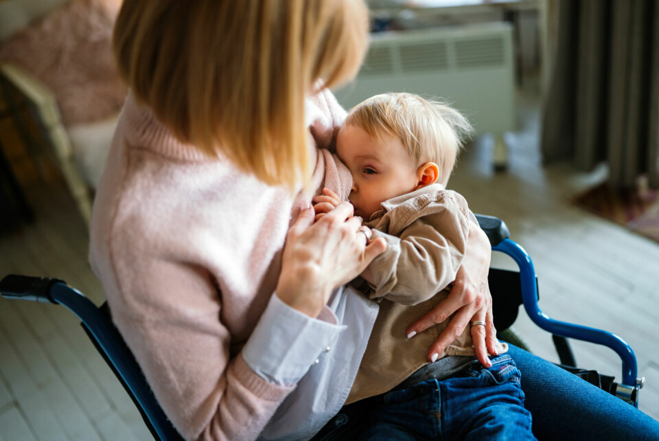Når jurister og arbeidsgivere nå gis tolkningsrett over kvinners kropp og barns behov, skapes en presedens som rammer bredt og dypt, skriver kronikkforfatterne. Young happy mother with disability in wheelchair breast feeding her child at home