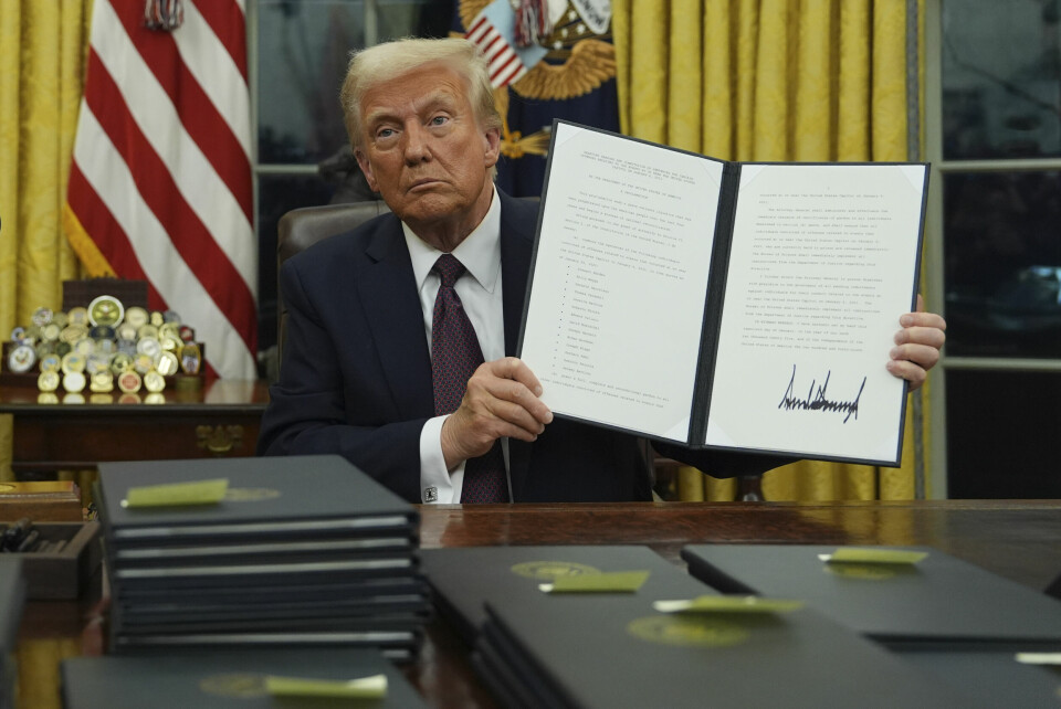 USAs president Donald Trump holder fram dokumentet som benåder rundt 1500 av de såkalte 6. januar-dømte. Bildet viser USAs president Donald Trump som holder fram dokumentet som benåder rundt 1500 av de såkalte 6. januar-dømte. Foto: Evan Vucci / AP / NTB