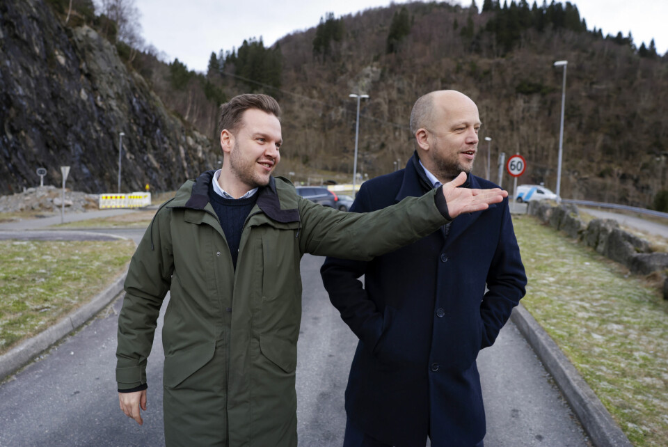 Finansminister Trygve Slagsvold Vedum (Sp) møtte ordfører i Osterøy, Lars Fjeldstad (Sp) i Bergen fredag. Finansminister Trygve Slagsvold Vedum (Sp) møtte ordfører i Osterøy, Lars Fjeldstad (Sp) i Bergen fredag. Foto: Paul S. Amundsen / NTB
