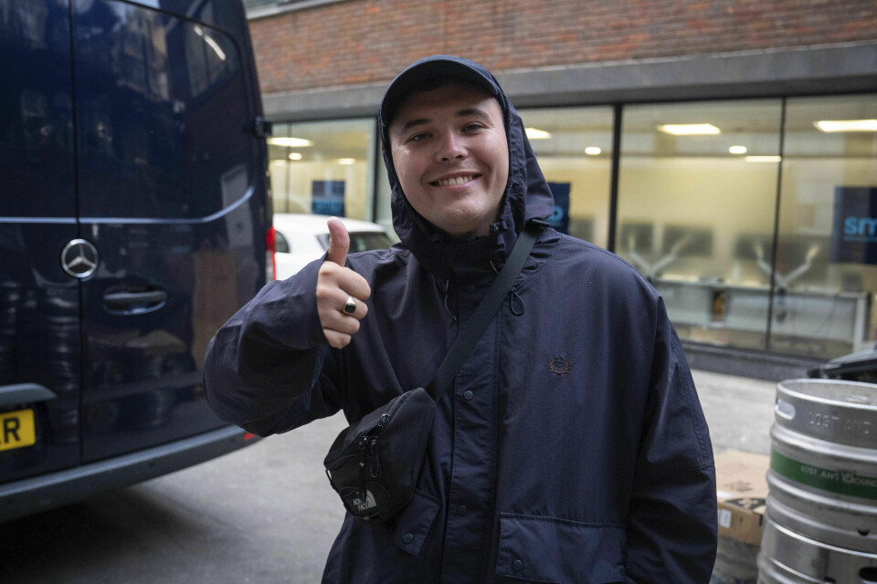 Mo Chara, som er artistnavnet til Liam Óg Ó hAnnaidh, ankommer Kneecaps improviserte – og utsolgte – klubbkonsert torsdag kveld. Mo Chara, som er artistnavnet til Liam Óg Ó hAnnaidh, ankommer Kneecaps improviserte – og utsolgte – klubbkonsert torsdag kveld. Foto: PA/AP/NTB