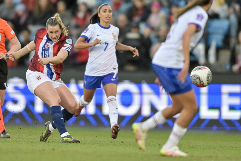 Norges fotballkvinner kan få en lettere vei til OL-deltakelse etter at IOC onsdag ga grønt lys for å utvide kvinneturneringen til 16 lag i Los Angeles-lekene. Her er Elisabeth Terland i aksjon i nasjonsligakamp mot Frankrike. Elisabeth Terland fyrer av et skudd Frankrikes keeper måtte gi corner på i nasjonsligakampen på Ullevaal stadion. Foto: Annika Byrde / NTB
