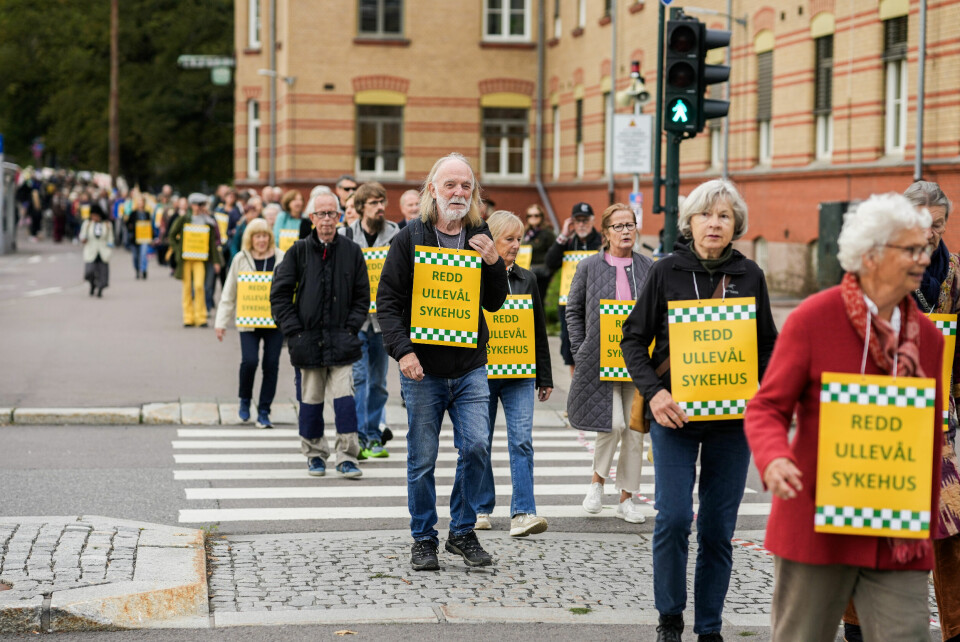 Oslofolk har flere ganger protestert mot nedleggelsen av Ullevål og salg av sykehustomten. Mange fant veien til markeringen mot salg av Ullevål sykehus i regi av aksjonsgruppen «Redd Ullevål sykehus» mandag. Aksjonister slo ring rundt sykehustomten.Foto: Cornelius Poppe / NTB