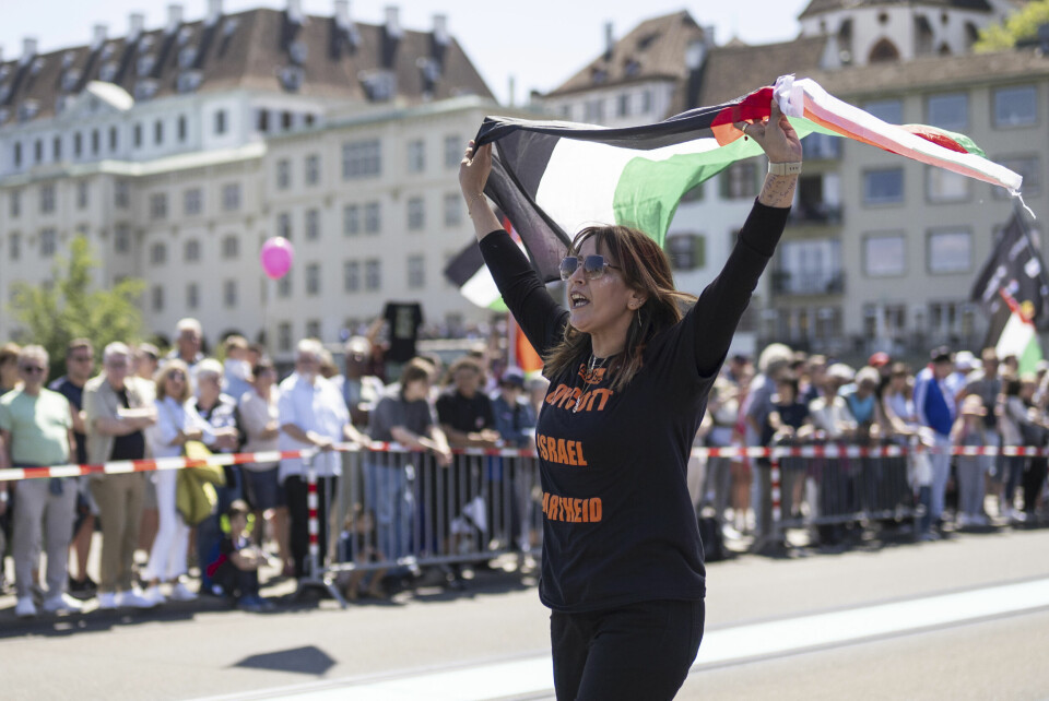 En demonstrant hever et palestinsk flagg under åpningsseremonien av Eurovision Song Contest mandag. Men hva skjer hvis Israel vinner? En demonstrant hever et palestinsk flagg under åpningsseremonien av Eurovision Song Contest mandag. Men hva skjer hvis Israel vinner?