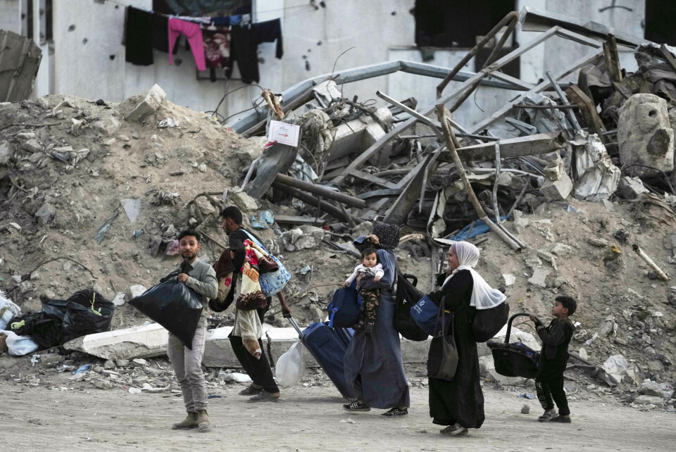 Palestinere flykter fra et nabolag i Gaza by etter at Israel ba dem forlate flere skolebygninger og et sykehus onsdag. Palestinere flykter fra et nabolag i Gaza by etter at Israel ba dem forlate flere skolebygninger og et sykehus onsdag. Foto: Jehad Alshrafi / AP / NTB