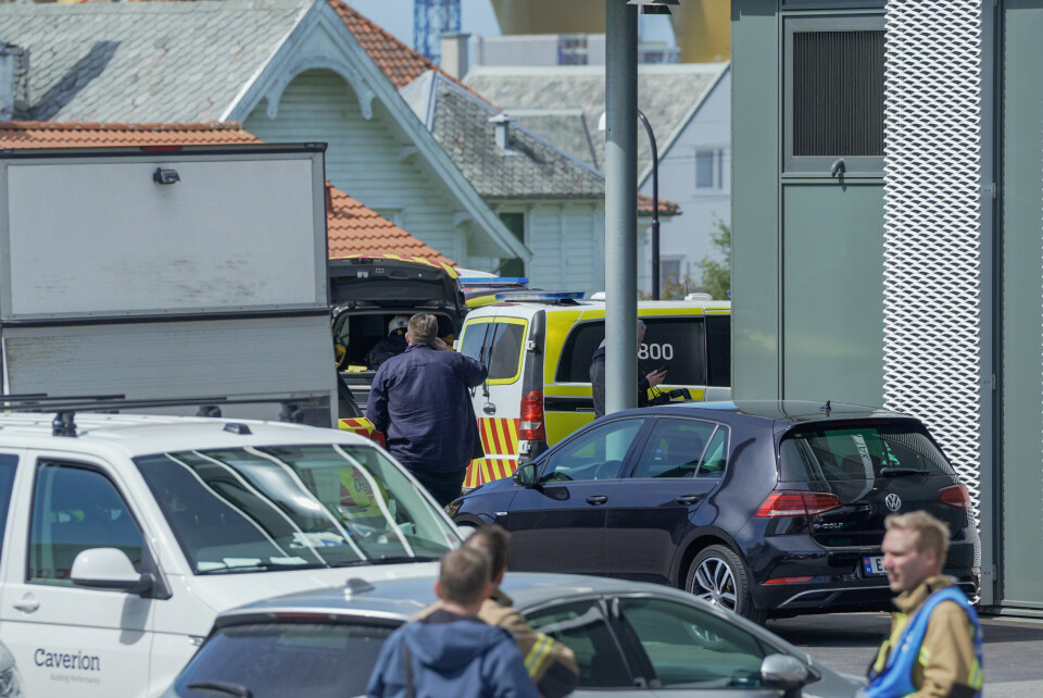 Politiet har kontroll på en antatt gjerningsperson etter en knivstikking på akuttmottaket på Haugesund sykehus fredag. Hendelsen ble kategorisert som en PLIVO-hendelse (pågående livstruende vold). Politiet har kontroll på en antatt gjerningsperson etter en knivstikking på akuttmottaket på Haugesund sykehus fredag. Hendelsen ble kategorisert som en PLIVO-hendelse (pågående livstruende vold). Foto: Jan Kåre Ness / NTB