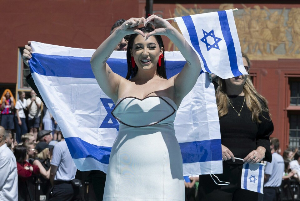 Israels representant Yuval Raphael overlevde det palestinske angrepet mot Israel 7. oktober 2023, som ble startskuddet for den omfattende krigføringen.(Peter Schneider/AP) Israels Eurvisosn-deltaker Yuval Raphael poserer for fotografen da årets artister ble presentert i forkant av åpningsseremonien i Basel. Foto: Peter Schneider / Keystone via AP / NTB