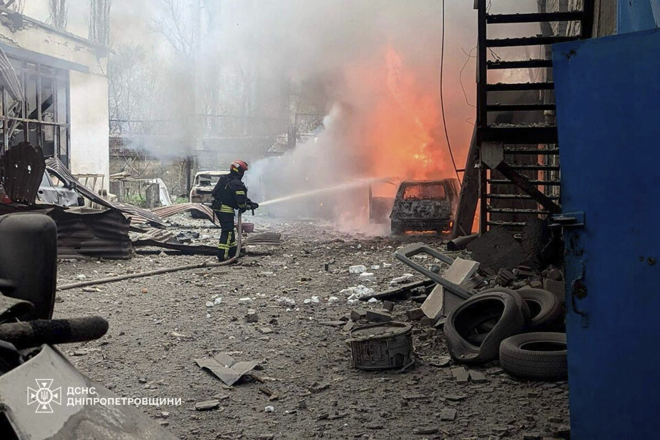 Også onsdag ble Kryvyj Rih angrepet av russerne. Bildet viser brannvesenet som slukker flammene etter et rakettangrep i byen. Også onsdag ble Kryvyj Rih angrepet av russerne. Bildet viser brannvesenet som slukker flammene etter et rakettangrep i byen. Foto: Ukrainske nødetater via AP / NTB