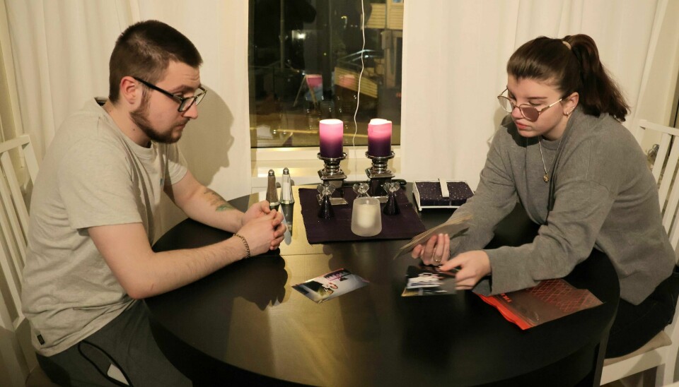 Samboeren Darian Pedersen Samuelsen får se bilder av Betina som barn.(Birthe Steen Hansen) Darian Pedersen Samuelsen og Betina Must Ellingsen