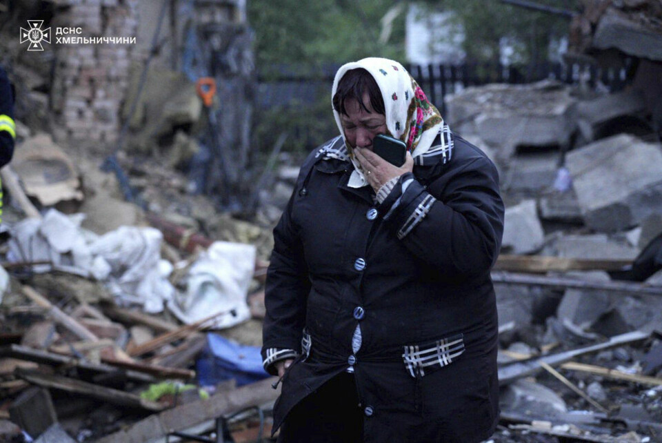 En kvinne fortviler i ruinene av huset hennes etter Russlands angrep i Khmelnytskyi-regionen i Ukraina natt til søndag. (Foto: Ukrainian Emergency Service / AP / NTB) Ukrainerne har opplevd nok en natt med omfattende russiske luftangrep. Flere barn er blant de drepte, ifølge landets nødetater. Her en kvinne i ruinene av huset hun bodde i, i Khmelnytskyj-regionen. Foto: Ukrainske nødetater / AP / NTB