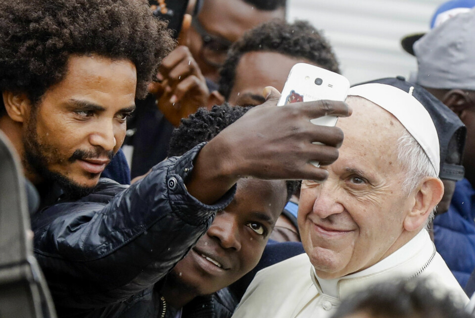 Pave Frans var selv sønn av en migrant og gikk hardt ut mot statsledere som forsøker å stenge grensene for mennesker på flukt fra krig og fattigdom. I 2017 møtte han disse migrantene i Bologna i Italia. Foto: AP / NTB Pave Frans var selv sønn av en migrant og gikk hardt ut mot statsledere som forsøker å stenge grensene for mennesker på flukt fra krig og fattigdom. I 2017 møtte han disse migrantene i Bologna i Italia. Foto: AP / NTB