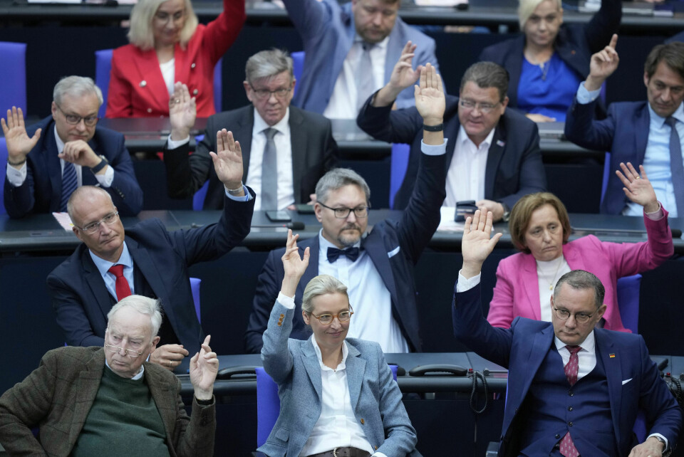 Medlemmer av AfD med partileder Alice Weidel i midten foran, deltar i en avstemning i den nye tyske nasjonalforsamlingen 25. mars. Politikere fra Alternativ for Tyskland (AfD), blant dem partileder Alice Weidel (i midten) stemmer i den nye nasjonalforsamlingen. Ytre høyre-partiet får rekordmange folkevalgte etter valget i februar og gjør krav på flere verv. Foto: Ebrahim Noroozi / AP / NTB