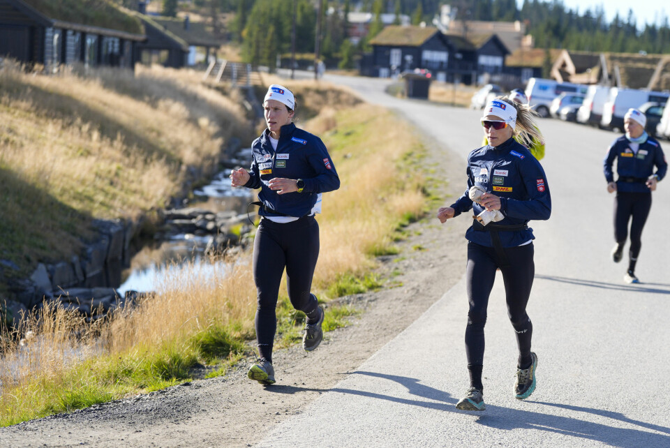 Marit Bjørgen (t.v.) og Therese Johaug på joggetur på Mosetertoppen på Hafjell i sommer. Marit Bjørgen (t.v.) og Therese Johaug på joggetur på Mosetertoppen på Hafjell i sommer.