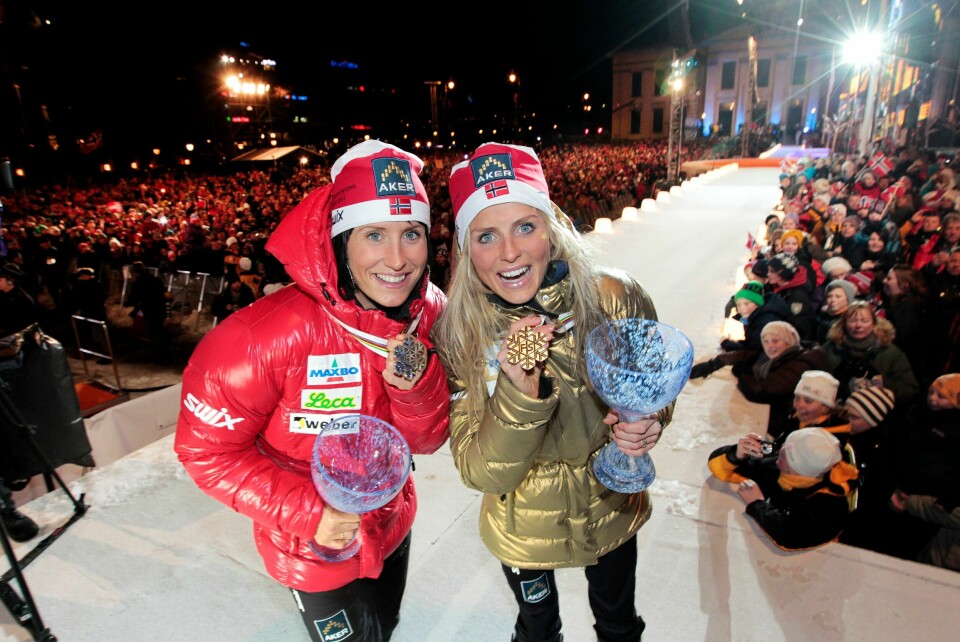Ski-VM i Oslo i 2011 ble en uforglemmelig fest for begge. Her feires de på Universitetsplassen etter gull til Therese Johaug (t.h.) og sølv til Marit Bjørgen på tremila.(Gorm Kallestad/NTB) Therese Johaug og Marit Bjørgen fikk begge suksess under ski-VM i Holmenkollen i 2011. Bjørgen tror Johaug vil få et nytt VM på hjemmebane i Trondheim i 2025. Foto: Gorm Kallestad / NTB