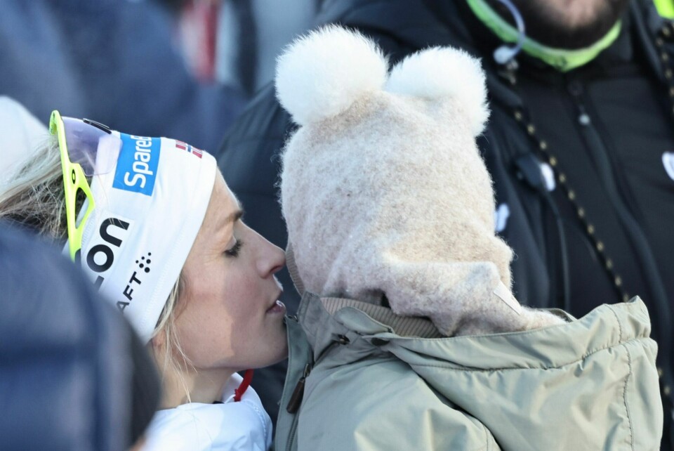 Therese Johaug vil skjerme datteren Kristin fra offentligheten. Men på Lillehammer i vinter måtte hun passe på henne i målområdet.(Geir Olsen/NTB) Therese Johaug sammen med datteren Kristin etter World Cup skiathlon langrenn på Birkebeineren Skistadion på Lillehammer.