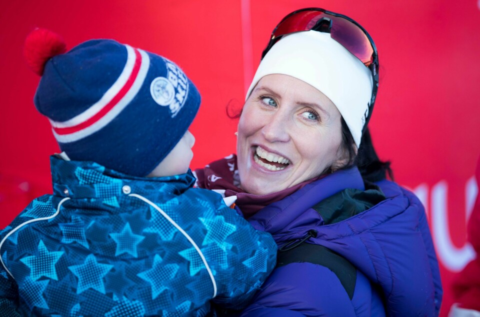Marit Bjørgen sammen med sønnen Marius på Beitostølen i 2018.(Terje Pedersen/NTB) Marit Bjørgen sammen med sønnen Marius under sprint finaler på åpningshelga i langrenn på Beitostølen i 2018.