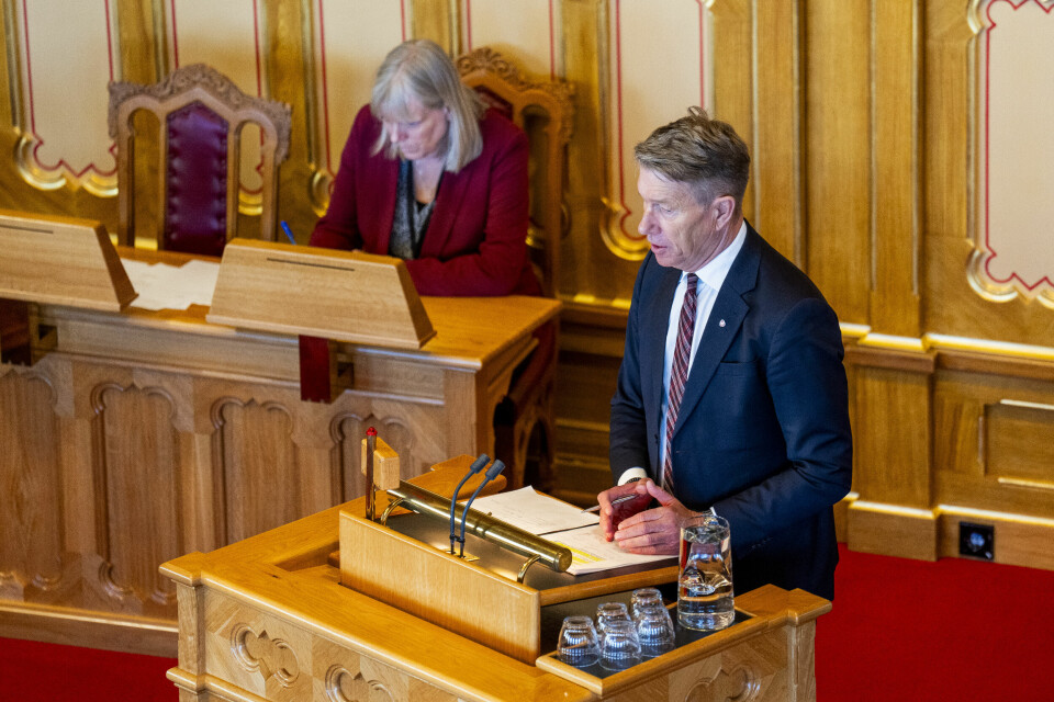 Energiminister Terje Aasland (Ap) garanterte havvindsatsingen fra stortingets talerstol, etter at statsrådskollega Stoltenberg sådde tvil om regjeringens standpunkt tirsdag. Foto: Fredrik Varfjell / NTB Energiminister Terje Aasland (Ap) i Stortingssalen tirsdag. Foto: Fredrik Varfjell / NTB