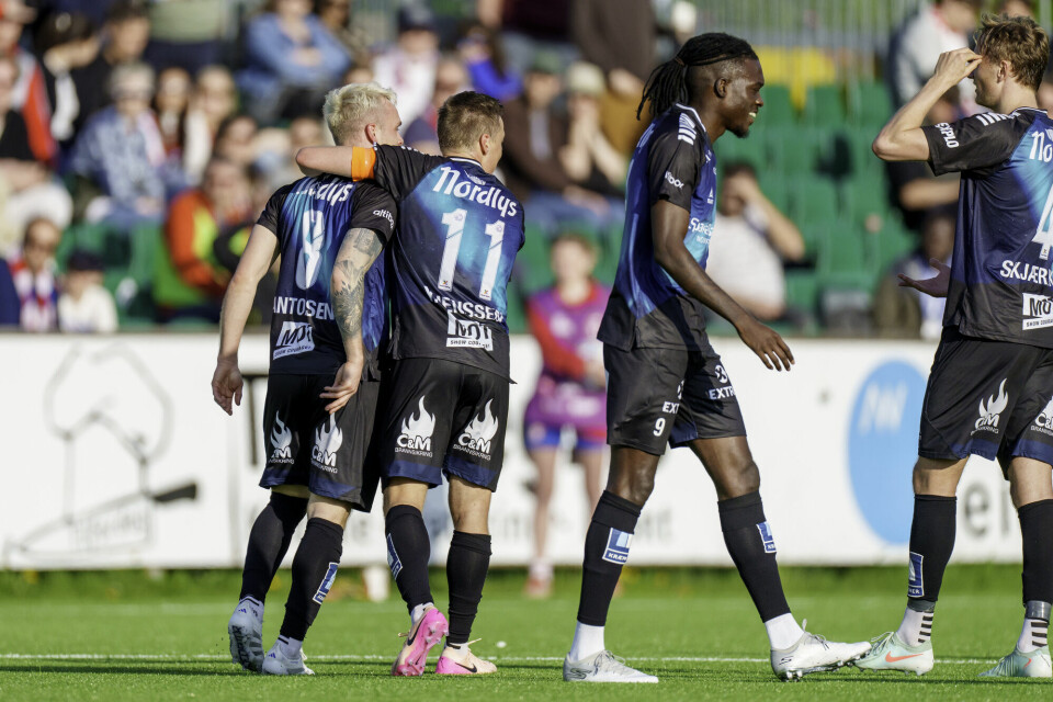 Tromsøs Kent-Are Antonsen (t.v nr8) gratuleres etter sin svært spesielle scoring på overtid mot KFUM Oslo søndag. Tromsøs Kent-Are Antonsen (t.v nr8) gratuleres etter sin svært spesielle scoring på overtid mot KFUM Oslo søndag.