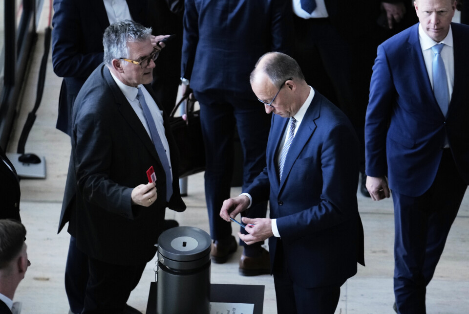 Påtroppende statsminister Friedrich Merz legger sin stemmeseddel i urnen tirsdag. Påtroppende statsminister Friedrich Merz legger sin stemmeseddel i urnen tirsdag. Foto: Ebrahim Noroozi / AP / NTB