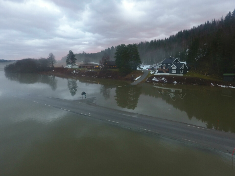Uværet i Trøndelag førte til oversvømte veier og en rekke strømbrudd. Oversvømt fylkesvei i Overhalla i Trøndelag. Foto: Kjetil Langeng / NTB