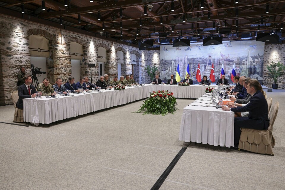 Ukrainske, tyrkiske og russiske delegasjoner møttes i Istanbul. Ukrainske, tyrkiske og russiske delegasjoner møttes i Istanbul. Foto: Murat Gok / Turkish Foreign Ministry via AP / NTB
