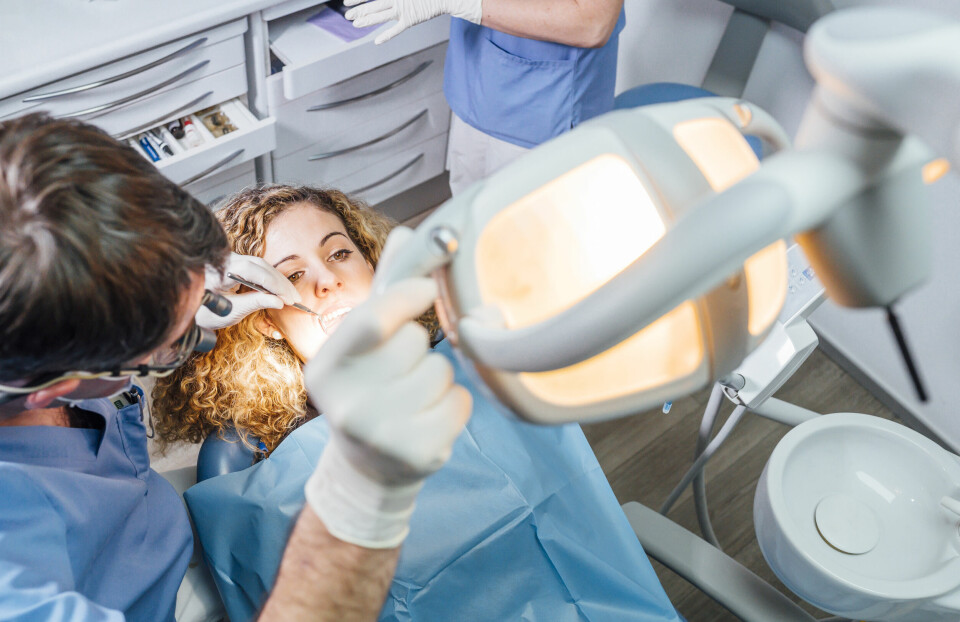 SV sier at «man ikke skal se på smilet at man er fattig», men bruker samtidig milliardsummer på 21-28 åringer, i stedet for de som faktisk er fattige og har dårlig tannhelse. Dentist examining a patient