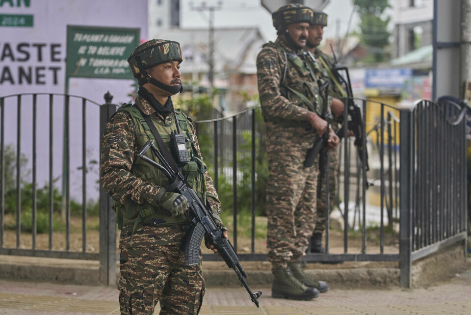 Indiske soldater holdt lørdag vakt ved flyplassen i Srinagar, der det ble hørt eksplosjoner etter et pakistansk angrep. Indiske soldater holdt lørdag vakt ved flyplassen i Srinagar, der det ble hørt eksplosjoner etter et pakistansk angrep. Foto: AP / NTB