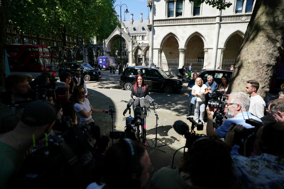 Advokat Sarah Myatt møtte pressen utenfor The Royal Courts of Justice i London tirsdag. Samme dag ble det klart at 68 år gamle Peter Sullivan er frikjent for et drap han har sonet 38 år for.(Ben Whitley/AP) Advokat Sarah Myatt møtte pressa utanfor The Royal Courts of Justice i London tysdag. Same dag vart det klart at 68 år gamle Peter Sullivan er frikjend for eit drap han har sona 38 år for. Foto: Ben Whitley / PA via AP / NTB