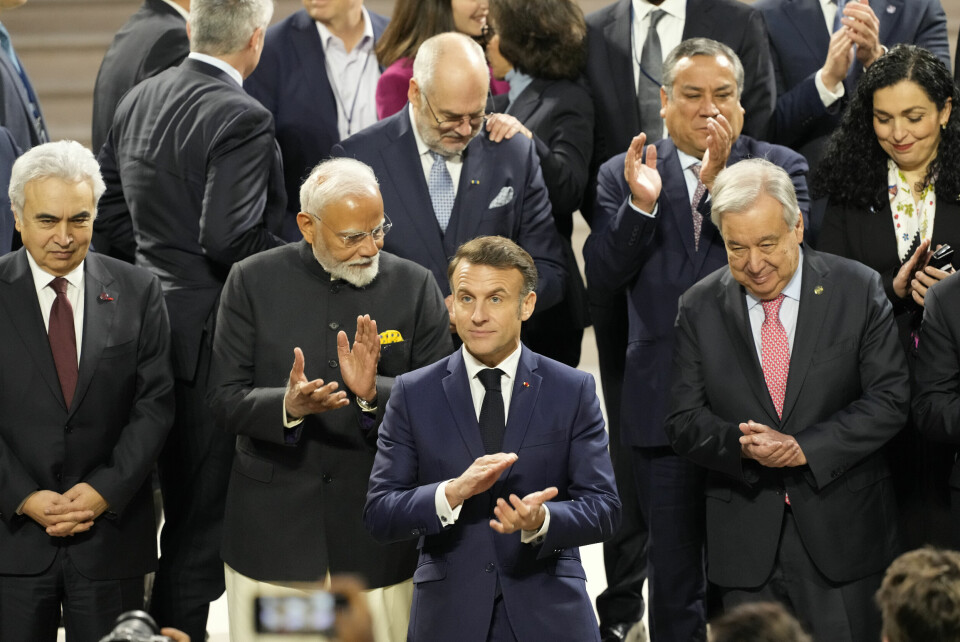 Deltakere på KI-toppmøtet i Paris stiller seg opp for et gruppefoto. I midten Frankrikes president Emmanuel Macron med Indias statsminister Narendra Modi til venstre og FNs generalsekretær António Guterres til høyre. Deltakere på KI-toppmøtet i Paris stiller seg opp for et gruppefoto. I midten Frankrikes president Emmanuel Macron med Indias statsminister Narendra Modi til venstre og FNs generalsekretær António Guterres til høyre. Foto: Michel Euler / AP / NTB