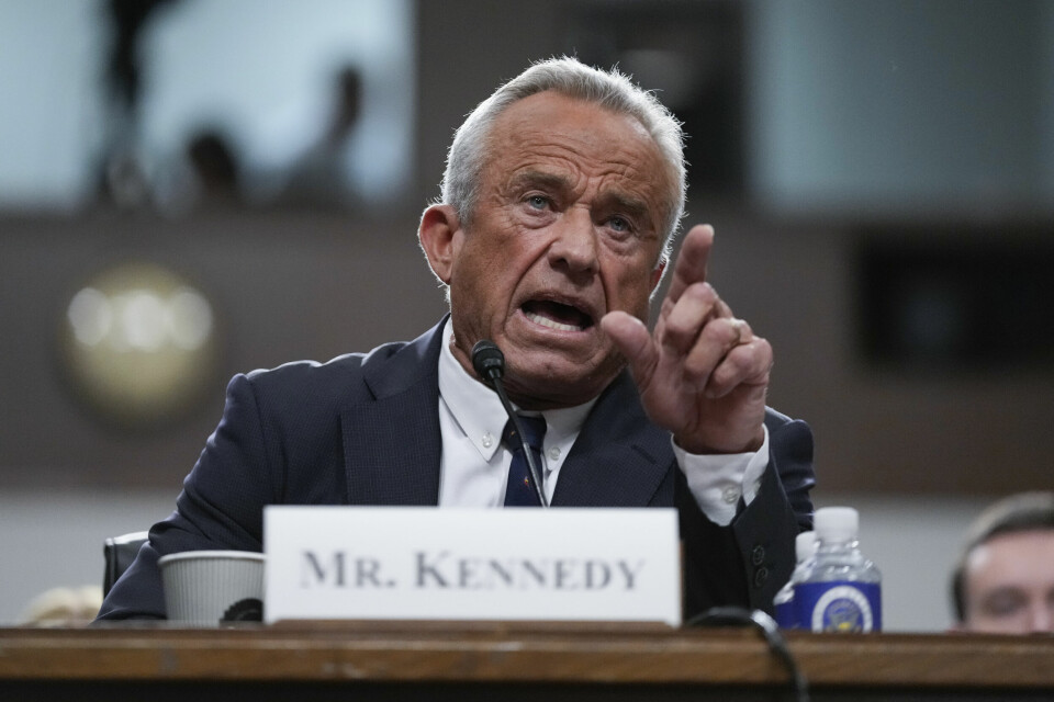 Robert F. Kennedy jr. (bildet) ble nylig godkjent av Senatet til å bli USAs nye helseminister, i tråd med president Donald Trumps ønske. Robert F. Kennedy Jr. ble stilt til veggs under høringen i Senatets finanskomité om sitt syn på vaksiner og abort. Foto: Ben Curtis / AP / NTB