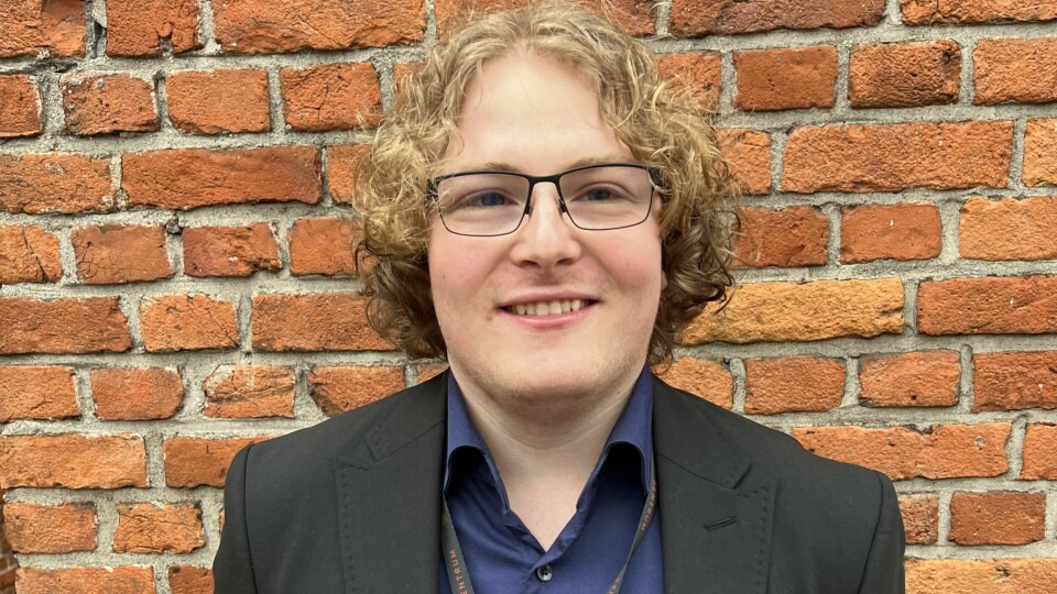 «Flertallet av politikerne på Stortinget kaster i praksis sårbare unge mennesker med kronisk sykdom og andre funksjonsnedsettelser under bussen for å spare penger», mener Simen Bondevik. Simen Bondevik er sentralstyremedlem i Partiet Sentrum.
