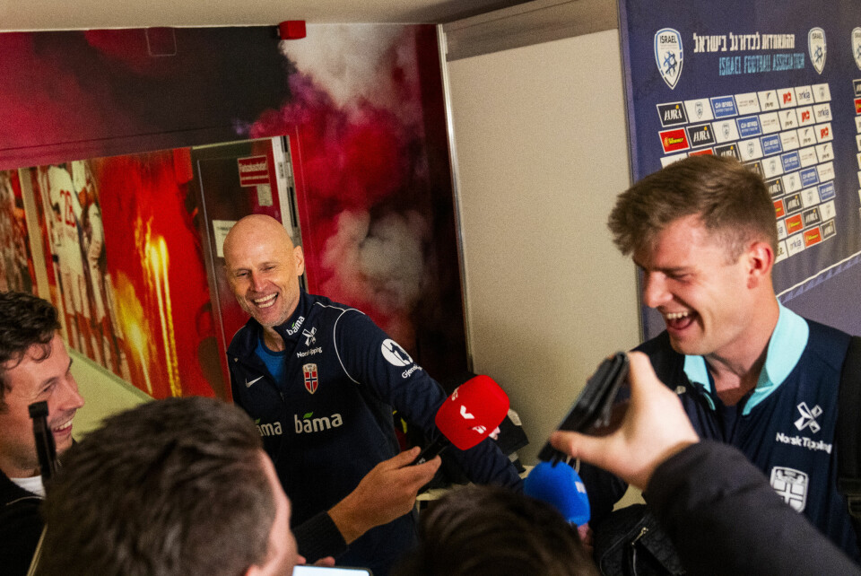 Ståle Solbakken og Alexander Sørloth i godt humør i intervjusonen på stadion i Debrecen etter 4-2-seieren over Israel. Ståle Solbakken og Alexander Sørloth i godt humør i intervjusonen på stadion i Debrecen etter 4-2-seieren over Israel. Foto: Fredrik Varfjell / NTB