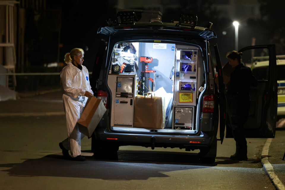 Gjengkriminaliteten i Sverige har rammet mange personer som selv ikke har noe å gjøre med kriminaliteten. Arkivfoto. Politiets teknikere på stedet der en mann ble drept og en annen såret i Jobro sør i Stockholm natt til torsdag. Foto: Nils Petter Nilsson / TT / NTB