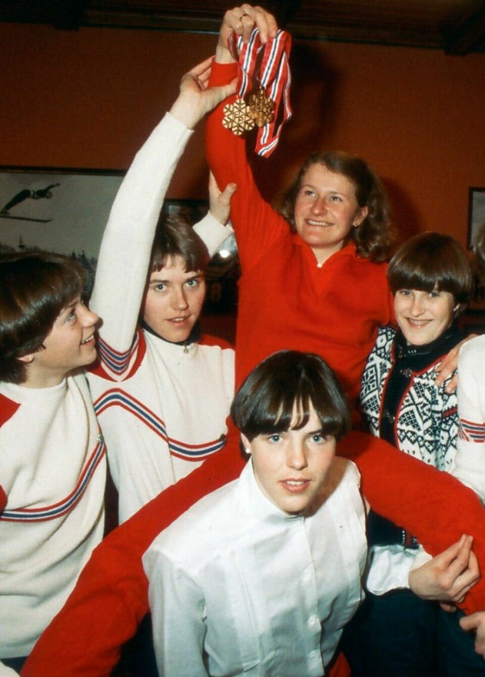 Berit Aunli ( i rødt ) feires for sine fire medaljer og norsk kvinnelangrenn store gjennombrudd. De øvrige er Grete Ingeborg Nykkelmo, Ragnhild Bratberg, Britt Pettersen ( foran ) og Inger Helene Nybråten.(NTB/NTB) Berit Aunli ( i rødt ) feires for sine fire medaljer og norsk kvinnelangrenn store gjennombrudd. De øvrige er Grete Ingeborg Nykkelmo, Ragnhild Bratberg, Britt Pettersen ( foran ) og Inger Helene Nybråten.