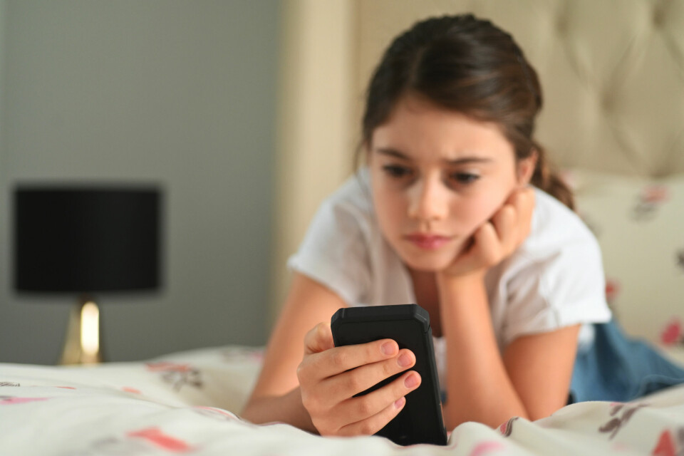 Barnet forstår gradvis at det er prisgitt en ukjent person, som kan true og kreve noe. Barnet er blitt gjenstand for en annens vilkårlighet, skriver Anna Luise Kirkengen. (Illustrasjonsfoto) Barn og sosiale medier, mobiltelefon, overgrep på nett.