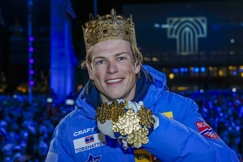 Johannes Høsflot Klæbo fra Norge med alle gullmedaljene sine under medaljeseremonien for 50 km fri teknikk fellesstart for menn under ski-VM i Trondheim. Johannes Høsflot Klæbo fra Norge med alle gullmedaljene sine under medaljeseremonien for 50 km fri teknikk fellesstart for menn under ski-VM i Trondheim. Foto: Lise Åserud / NTB