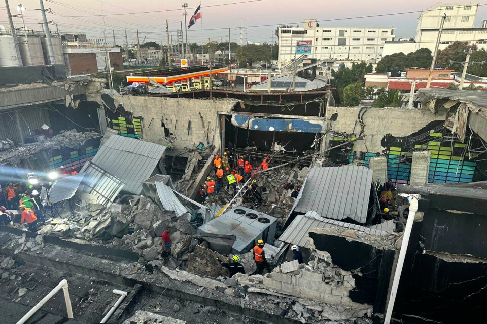 Redningsmannskaper leter etter overlevende i ruinene av et diskotek i Santo Domingo i Den dominikanske republikk. Redningsmannskaper leter etter overlevende i ruinene av et diskotek i Santo Domingo i Den dominikanske republikk. Foto: AP / NTB