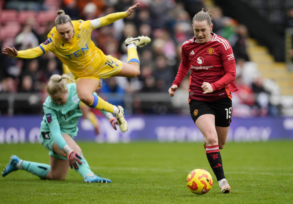 Elisabeth Terland rundet keeper og satte sitt andre mål for dagen da hun ga United ledelsen 2-1. Elisabeth Terland rundet keeper og satte sitt andre mål for dagen da hun ga United ledelsen 2-1. Foto: Nick Potts / PA via AP / NTB