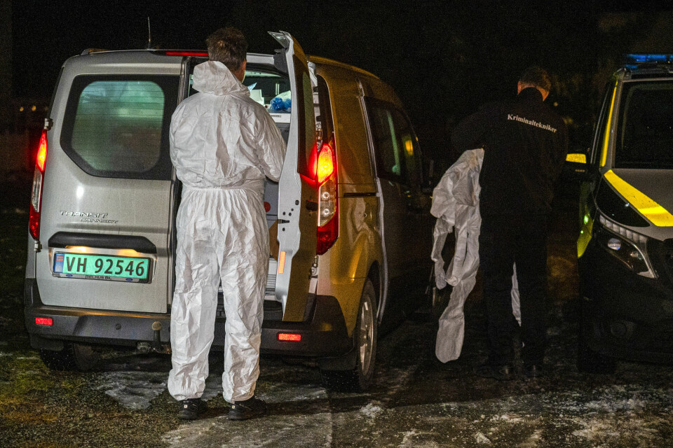 Krimteknikere ankommer boligen der en livløs kvinne ble funnet og en person er pågrepet for mistanke om bruk av vold i Hegra i Stjørdal i Trøndelag. Kvinnen er fraktet til sykehus med luftambulanse. Krimteknikere ankommer boligen i Hegra i Stjørdal der en livløs kvinne ble funnet tirsdag kveld. En mann i 30-årene er pågrepet. Kvinnen er fraktet til sykehus med luftambulanse. Foto: Joakim Halvorsen / NTB