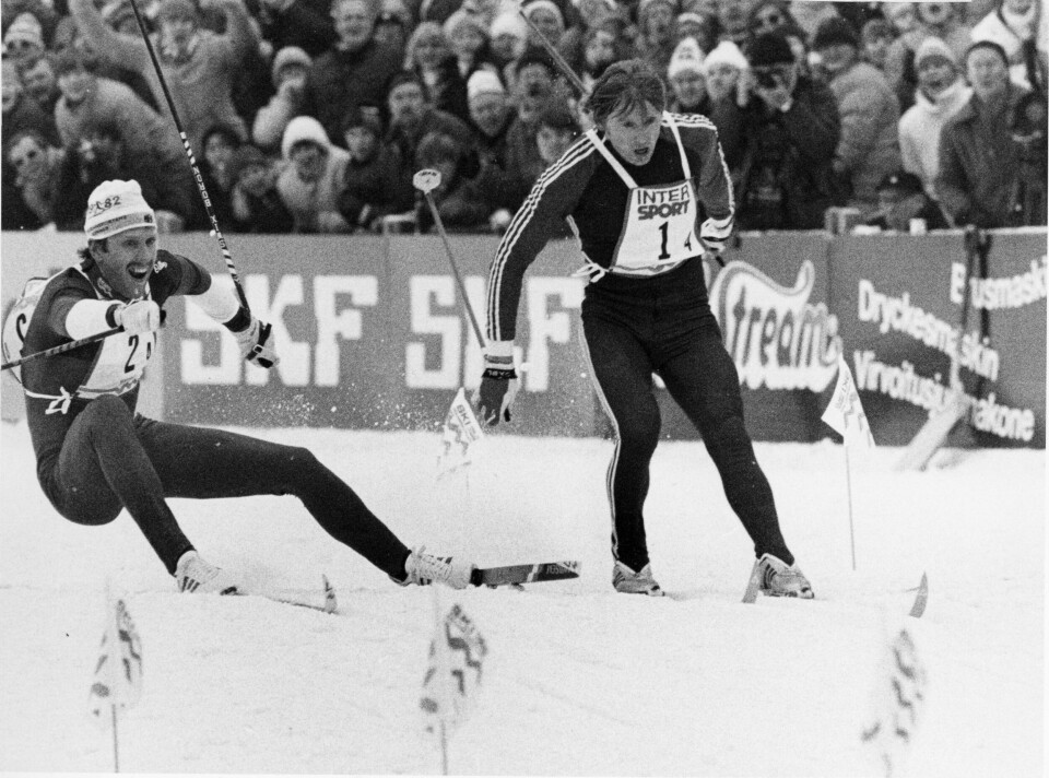 Men er dette lov da, Oddvar? Brå (tv) forsøker å kaste seg foran Aleksandr Savjalov i 82-stafetten.(NTB /NTB) Men er dette lov da, Oddvar? Brå (tv) forsøker å kaste seg foran Aleksandr Savjalov i 82-stafetten.