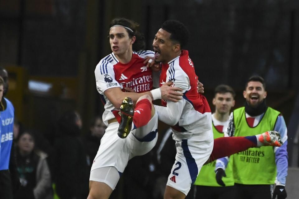 Riccardo Calafiori jubler etter å ha scoret Arsenals vinnermål mot Wolverhampton. Riccardo Calafiori jubler etter å ha scoret Arsenals vinnermål mot Wolverhampton. Foto: Rui Vieira, AP / NTB