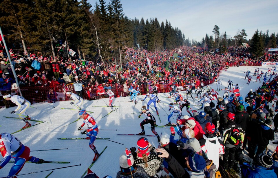 Det er fullsatt nedenfor Frognerseteren når femmilsløperne farer forbi. Petter Northug skulle vinne denne folkefesten også.(Kyrre Lien/NTB) Det er fullsatt nedenfor Frognerseteren når femmilsløperne farer forbi. Petter Northug skulle vinne denne folkefesten også.