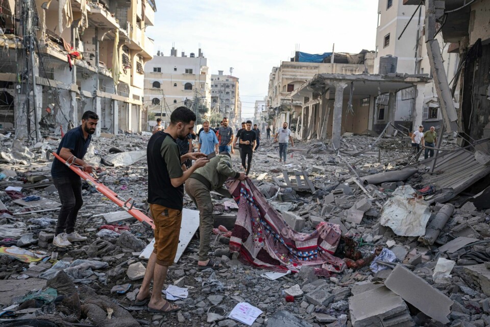 Samtidig som at grusomhetene fortsetter i Gaza så er det fremdeles slik at Norge har investeringer i Israel som bidrar til undertrykkelsen av palestinere, skriver Eduardo Mezzanotti-Camerini, nestleder i Oslo AUF.. Bildet viser en gate på Gaza-stripen som er ødelagt av Israelske bombeangrep.(Fatima Shbair/AP) Gaza by
