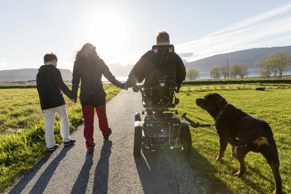 Politikken må ivareta barns levekår – også når foreldrene ikke kan jobbe, skriver Stina Eiet Hamberg. Rullestolbruker ute med familie og hund.Modellklarert til redaksjonell bruk.